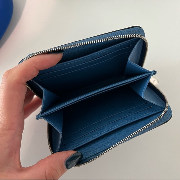 LIKE NEW Louis Vuitton Zippy Coin Purse - Picture 4 of 7